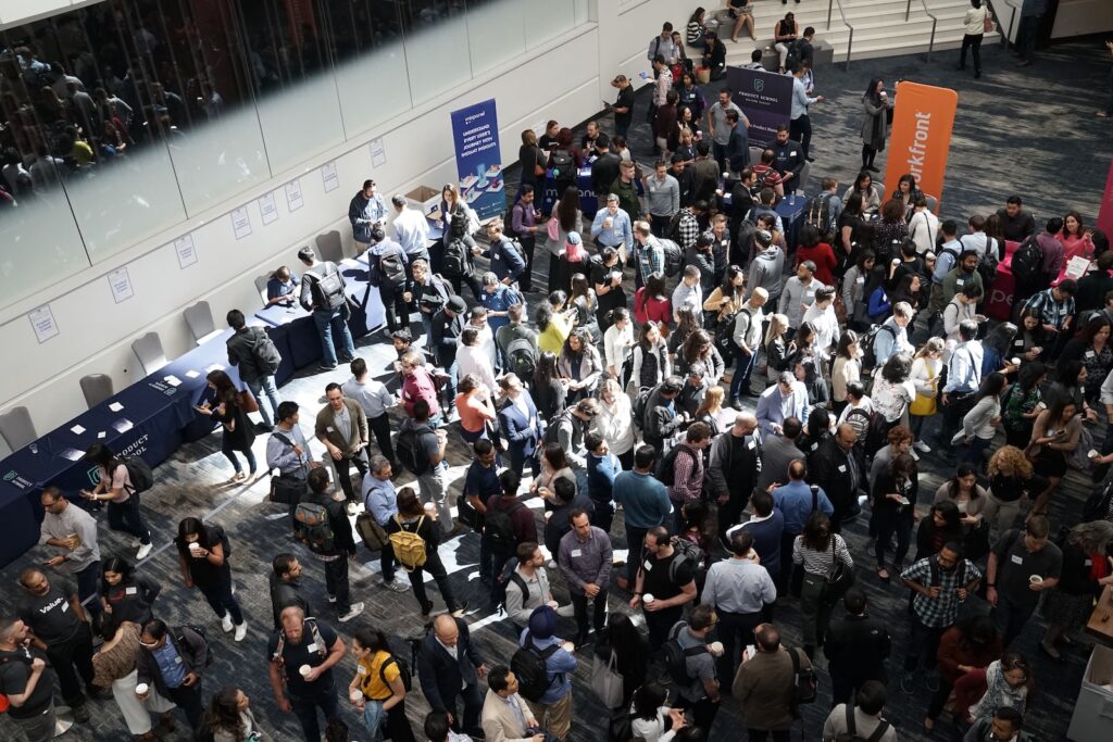 foto de muitas pessoas em conferência de negócios