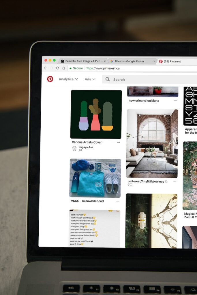 Notebook mostrando site Pinterest com várias imagens